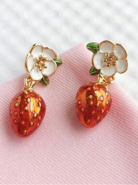 🍓♠️ Kate Spade “Picnic Perfect” strawberry earrings!!!